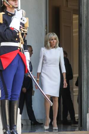 Brigitte Macron arbore une petite robe blanche droite pour accueillir le roi Abdallah II, la reine Rania et le prince héritier Hussein Bin Abdallah de Jordanie pour un déjeuner de travail au palais de l'Elysée à Paris en septembre 2022