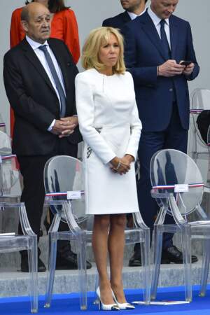 Brigitte Macron revêt une petite robe blanche pour assister au139ème défilé militaire du 14 juillet 2019 sur les Champs-Elysées