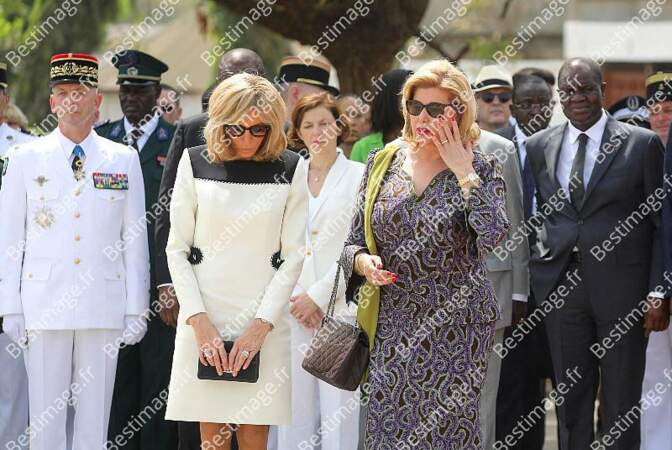 Le 22 décembre 2019, Brigitte Macron porte une petite roble blanche avec un détail col noir aux côtés de Dominique Ouattara, Première dame, Florence Parly, ministre des Armées, lors d'un déplacement en Côte d'Ivoire pour rendre hommage aux soldats français et américains morts dans l'exercice de leur mission en Côte D'ivoire le 6.11.2004 