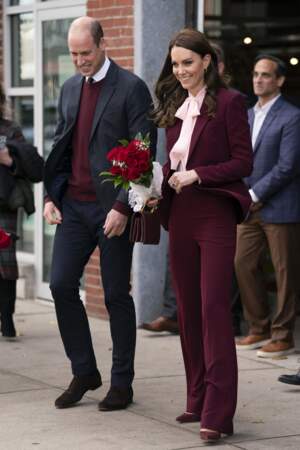 William portait un pull bordeaux assorti au costume de Kate Middleton 