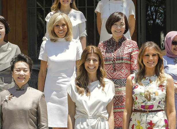 Parmi les conjointes des dirigeants du G20 à la villa Ocampo à San Isidro, Brigitte Macron se distingue vêtue de blanc
