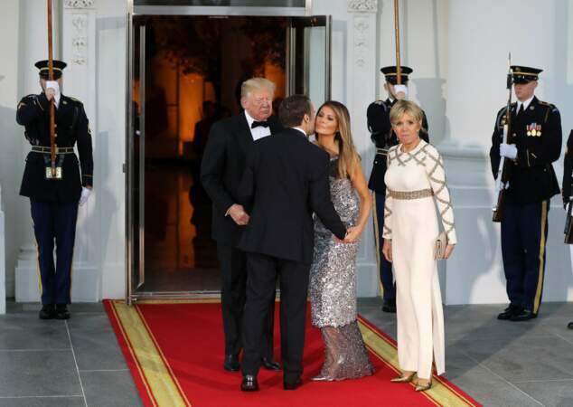 Lors du dîner en l'honneur du Président de la République Emmanuel Macron et de la première dame Brigitte Macron à la Maison Blanche à Washington le 24 avril 2018, Brigitte Macron apparait éblouissante dans une robe longue immaculée. 