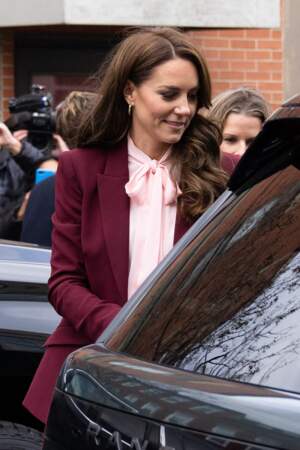 Kate Middleton a complété sa tenue avec un sac Chanel magenta assorti à son costume