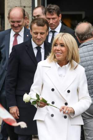 Le 26 mai 2019 Emmanuel Macron et la première dame Brigitte Macron vêtue de blanc votent pour les élections européennes au Touquet