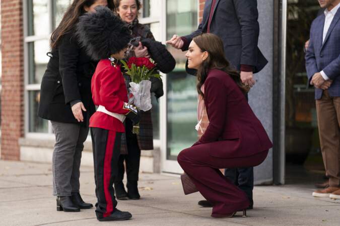 À son arrivée, la princesse de Galles a rencontré Henry Dunov-Texeira, un Américain de 8 ans déguisé en garde britannique, à Somerville 