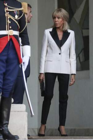 Brigitte Macron adopte la veste blanche aux côtés du président Emmanuel Macron pour recevoir le premier ministre de la Grèce Kyriakos Mitsotakis au palais de l'Elysée à Paris en septembre 2022