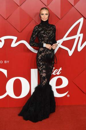 Le mannequin Tatiana Korsakova dans une robe moulante en dentelle devant le Royal Albert Hall