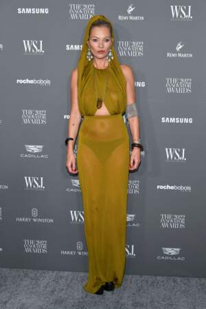 Kate Moss en robe vert olive signée Saint Laurent par Anthony Vaccarello, lors de la remise des WSJ Innovator Awards à New York en novembre 2022
