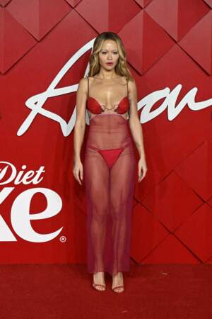 Rita Ora ose la transparence sur le tapis rouge
