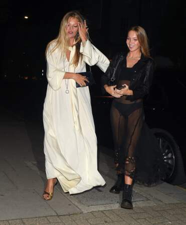 Lila Moss avec sa mère Kate Moss en septembre 2020 pour fêter l'anniversaire du designer Kim Jones à Londres