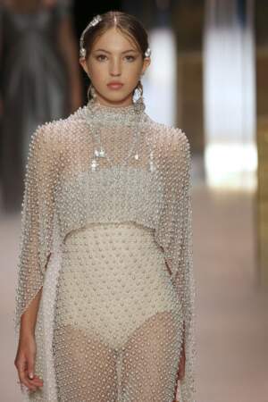 Lila Moss en robe transparente pour le défilé Haute-Couture Eté 2021 de la marque Fendi à Paris, en janvier 2021