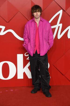 Lennon Gallagher, fils de Liam Gallagher, chanteur du groupe Oasis, ose le rose pour les British Fashion Awards