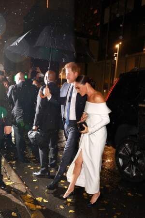 Le prince Harry et Meghan Markle sortent sous la pluie  