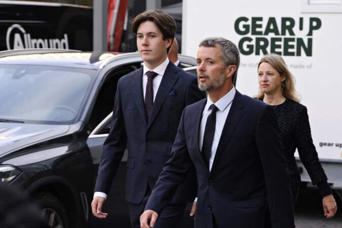 Le prince Frederik de Danemark et son fils le prince Christian, lors de l'hommage rendu aux victimes de la fusillade du centre commercial "Fields", à Copenhague, le 3 juillet 2022.