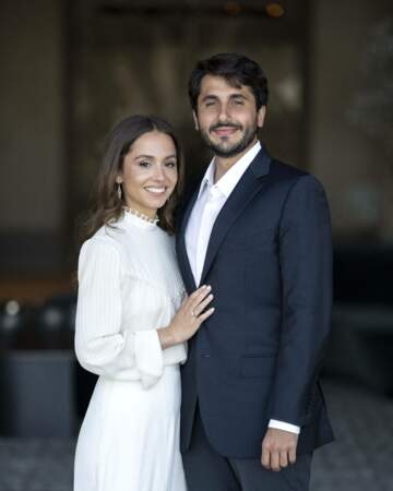 La princesse Iman et son fiancé Jameel Alexander Thermioti posent ensemble, à l'occasion de leurs fiançailles, le 6 juillet 2022.