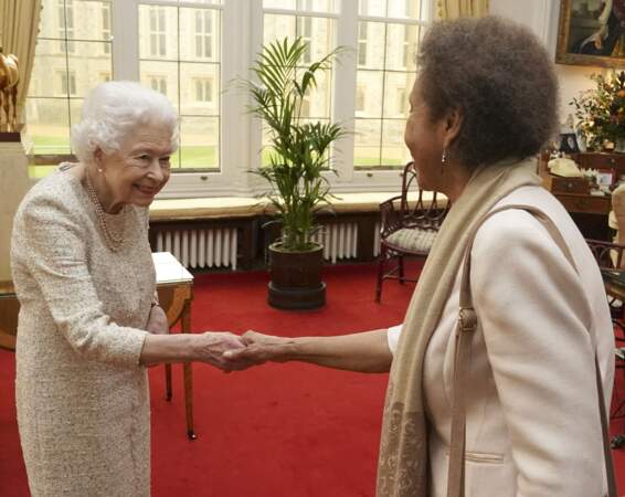 La reine Elisabeth II d’Angleterre remet la médaille d'or de la reine pour la poésie à Grace Nichols lors d'une audience privée au château de Windsor.
