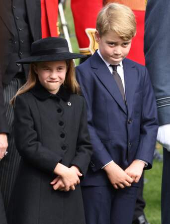 La princesse Charlotte et le prince George, lors de la procession du cercueil de la reine Elizabeth II d'Angleterre de l'Abbaye de Westminster à Wellington Arch, à Hyde Park Corner, le 19 septembre 2022.