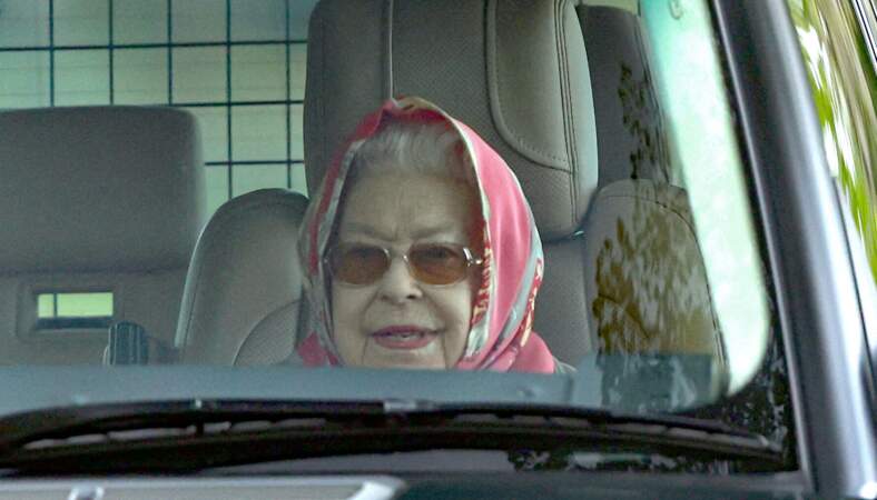 La reine Elisabeth II d’Angleterre aperçue en voiture à Sandringham, quelques jours après son 96e anniversaire.