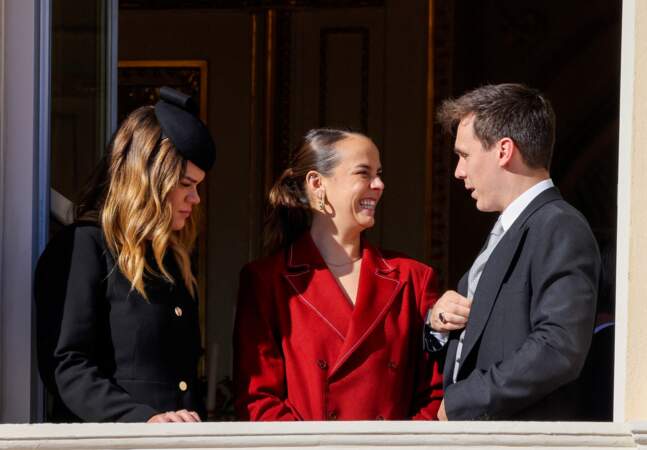 Pauline Ducruet, Camille Gottlieb et Louis Ducruet, au balcon du palais lors de la fête nationale de Monaco, le 19 novembre 2021. 