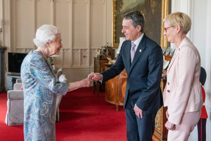 La reine Elisabeth II d’Angleterre reçoit Ignazio Cassis (président de la Confédération suisse) au Palais de Buckingham.
