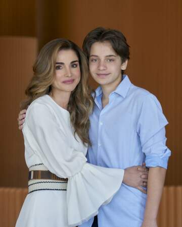 La reine Rania de Jordanie pose avec son fils Hashem, le 10 août 2021.