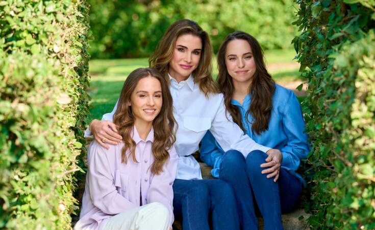 Photo officielle de la reine Rania de Jordanie et ses filles, la princesse Salma et la princesse Iman, le 26 septembre 2022.