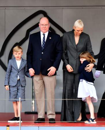 Le prince Albert de Monaco, la princesse Charlene et leurs enfants lors de la remise des prix du championnat du "Monaco ePrix" à Monaco, le 30 avril 2022. 