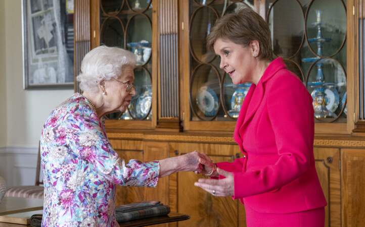 La reine Elizabeth II d'Angleterre  reçoit Nicola Sturgeon, Première ministre d'Ecosse, au palais de Holyrood à Edimbourg