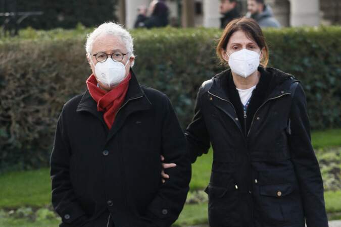 Daniel Prévost et sa compagne Françoise se sont rendus masqués aux obsèques de Mylène Demongeot, à Paris, le 10 décembre 2022