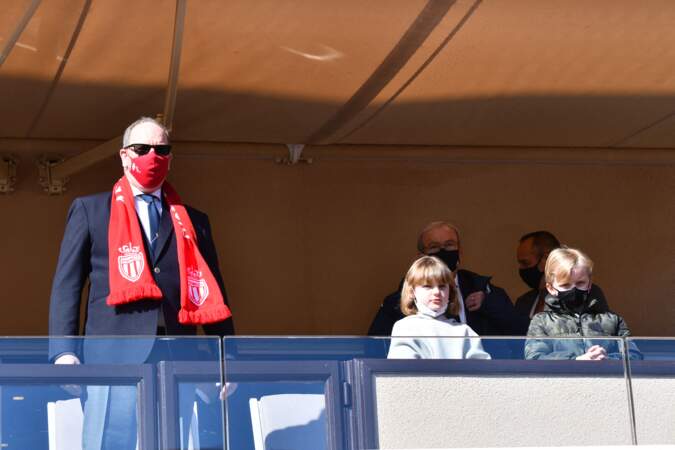Le prince Albert de Monaco et ses enfants, Jacques et Gabriella ont assisté à la rencontre de football de Ligue 1 Uber Eats au Stade Louis II de Monaco  le 27 février 2022.