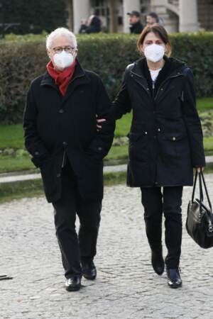 Daniel Prévost et sa compagne Françoise arrivant aux obsèques de Mylène Demongeot au cimetière du Père Lachaise à Paris, le 10 décembre 2022
