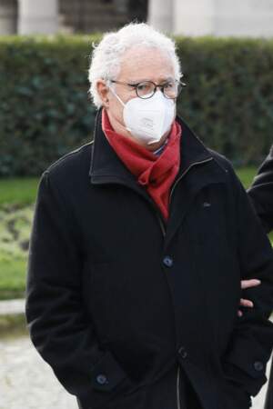 Daniel Prévost très ému derrière son masque et ses lunettes pour un dernier adieu à Mylène Demongeot au cimetière du Père Lachaise, à Paris, le 10 décembre 2022