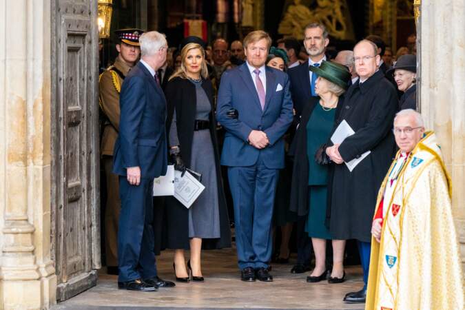 Le roi Willem-Alexander et la reine Maxima des Pays-Bas, Le roi Felipe VI d’Espagne, La princesse Beatrix des Pays-Bas, La reine Margrethe II de Danemark et Le prince Albert de Monaco lors du service d'action de grâce en hommage au prince Philip à l'abbaye de Westminster à Londres le 29 mars 2022. 