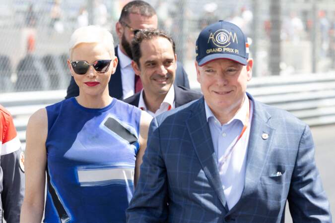 Le prince Albert II et la princesse Charlene de Monaco rendent visite aux bénévoles de la croix rouge du Grand Prix de Formule 1 de Monaco le 28 mai 2022.