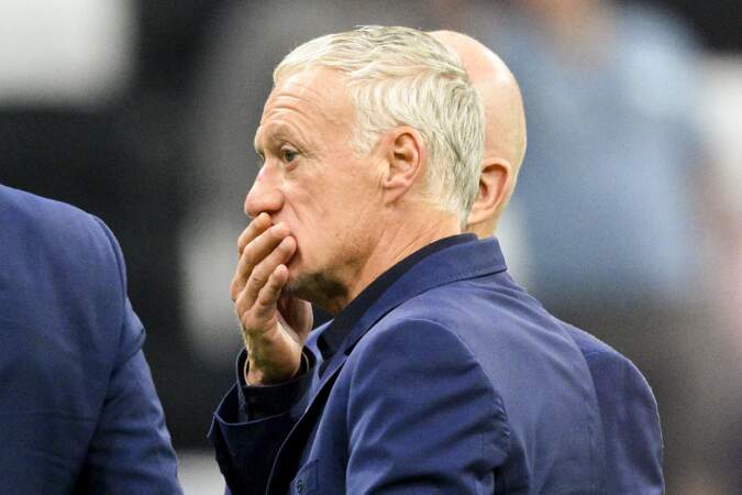 Didier Deschamps, entraineur et sélectionneur de l'équipe de France, inquiet lors du match de football de quart de finale opposant la France à l’Angleterre lors de la coupe du Monde au stade Al Bayt à Al Khor au Qatar, le 10 décembre 2022