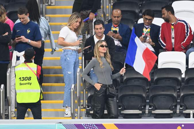 La compagne du fils de Didier Deschamps, Mathilde Cappelaere, portant des lunettes de soleil en tribune du match de football de quart de finale opposant la France à l’Angleterre lors de coupe de Monde au stade Al Bayt à Al Khor au Qatar, le 10 décembre 2022