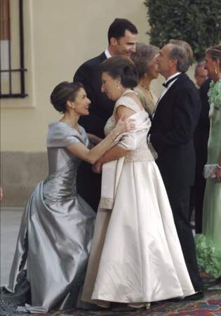 Letizia Ortiz (aujourd'hui reine d'Espagne) et l'infante Pilar en 2004