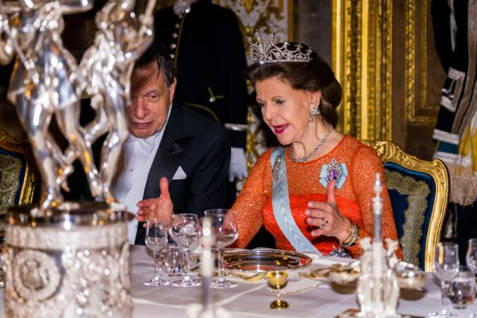 La reine Silvia de Suède dans une discussion visiblement très animée avec le lauréat du prix Nobel de physique 2021, Giorgio Parisi.