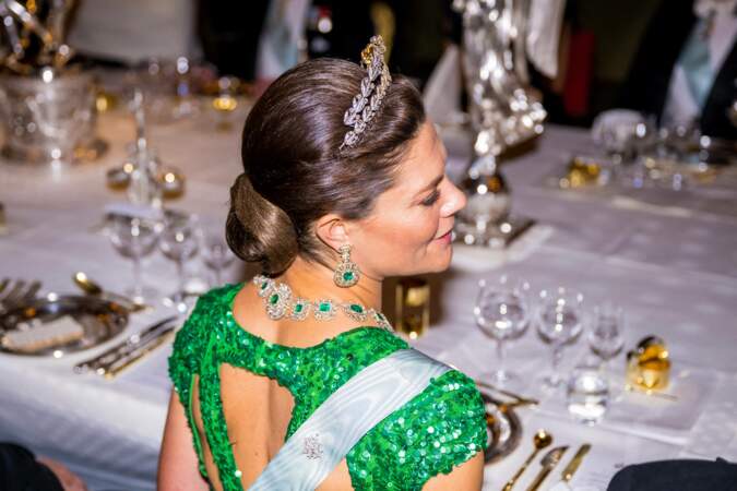 La princesse Victoria de Suède, coiffée du diadème dit couronne de laurier, avait déjà opté pour la même parure en émeraudes et diamants la première fois qu'elle avait porté cette robe Elie Saab en 2012. 