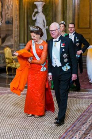 La reine Silvia et le roi Carl XVI Gustaf de Suède lors de leur arrivée au dîner donné au Palais royal en l'honneur des lauréats des Prix Nobel, le 11 décembre 2022.