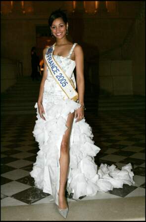 Cindy Fabre, Miss France 2005, renversante dans une longue robe blanche fendue lors d'une soirée de gala au profit de l'association "Vie espoir contre le cancer" au château de Versailles, le 31 janvier 2005
