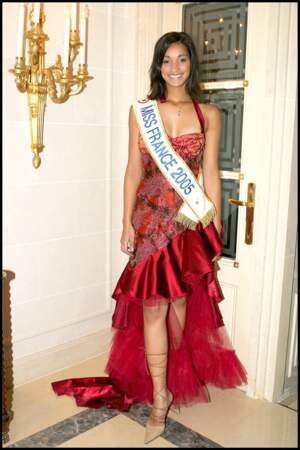 Cindy Fabre dévoile son incroyable jeu de jambes dans une robe asymétrique rouge lors de la conférence de presse "Les nuits parisiennes" à l'hôtel Georges V de Paris, le 14 décembre 2004