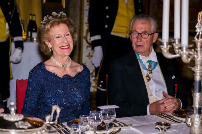 Visiblement Tord Magnuson est parvenu à faire rire aux éclats Madeleine Bernadotte lors du dîner donné au Palais royal à Stockholm, le 11 décembre 2022.