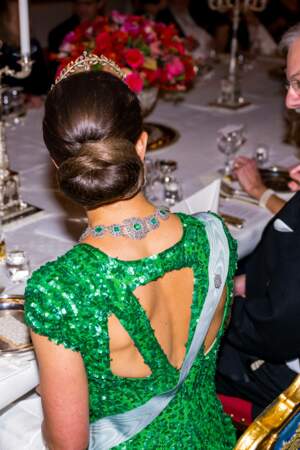 Le dos de la sublime robe à sequins Elie Saab portée une seconde fois par la princesse Victoria de Suède à l'occasion du dîner de gala organisé au Palais royal à Stockholm, le 11 décembre 2022.