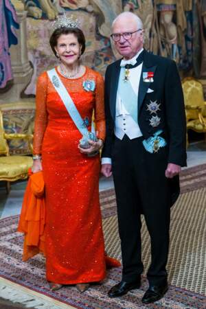 Pour ce dîner de gala, la reine Silvia avait opté pour une robe rouge scintillante et était coiffée du diadème aux neuf pointes qu'elle a pris l'habitude de porter lors des évènements liés aux Prix Nobel. 