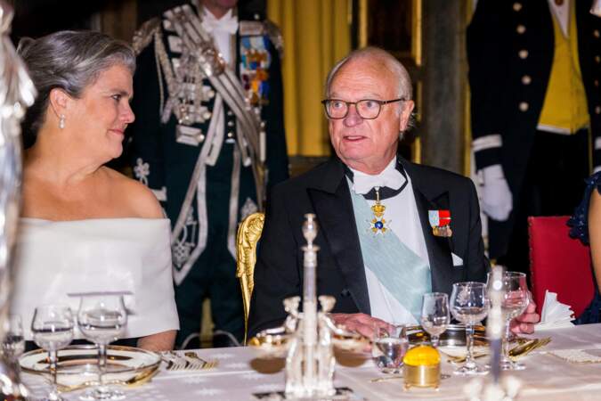 Pour le dîner, le roi Carl XVI Gustav de Suède était assis à côté d'Andréa Ghez, lauréate du prix Nobel de physique 2022.