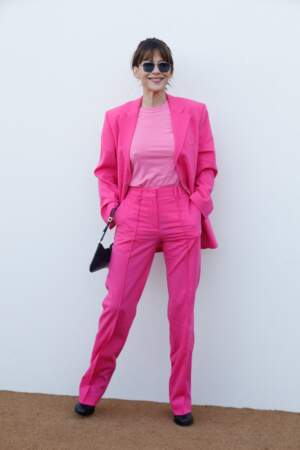 Sophie Marceau suit la tendance mode du moment avec un costume rose fuchsia lors du défilé Jacquemus, le Raphia au Bourget le 12 décembre 2022