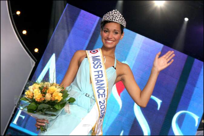 Cindy Fabre succède à Lætitia Bléger et est sacrée Miss France 2005 en direct de Tours, le 4 décembre 2004