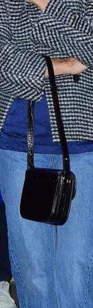 Katie Holmes tient un sac à bandoulière noir à New York, le 9 décembre 2022