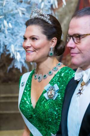 La princesse héritière Victoria était coiffé du diadème dit couronne de laurier et portait une robe Elie Saab qu'elle avait déjà portée à la cérémonie de remise des Prix Nobel en 2012.